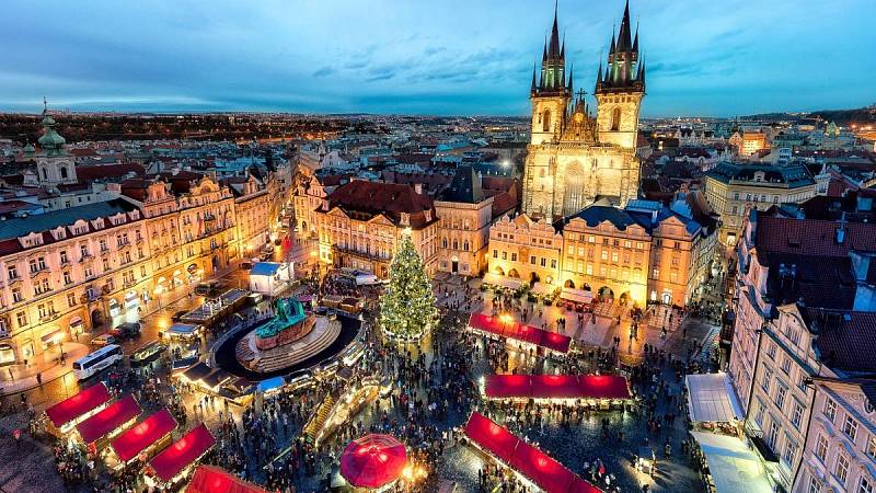 Na Staroměstském náměstí jsou vyhledávané i vánoční trhy, na které míří tisíce lidí denně