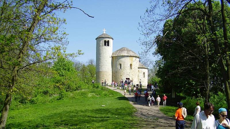 Na horu Říp míří každoročně davy turistů