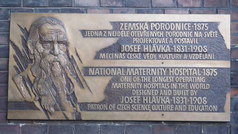 Pamětní deska Josefu Hlávkovi, zemská porodnice U Apolináře, Praha
