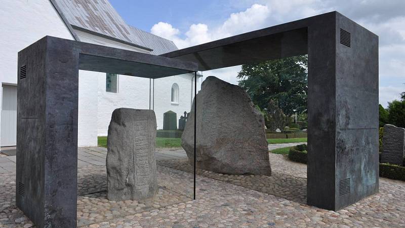 Dva runové kameny v unikátním komplexu v dánském Jellingu jsou v databázi dánské památkové agentury pro památky.