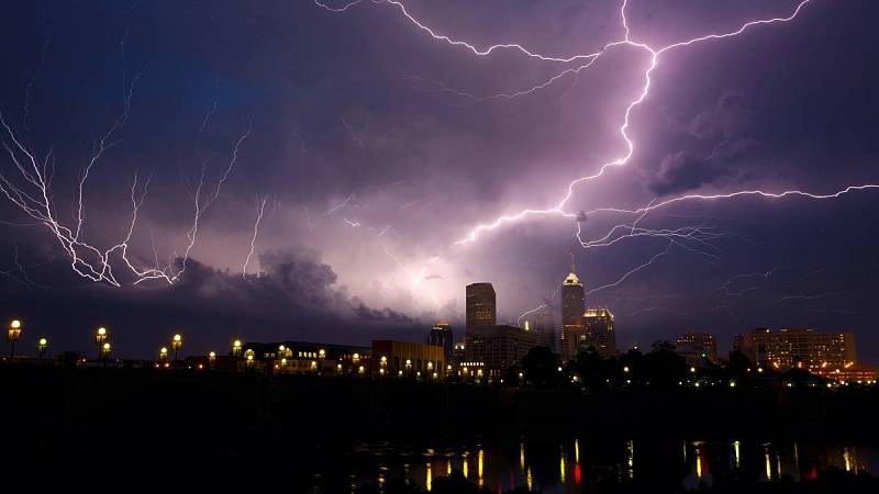 Blížící se bouřka nad Indianapolis.