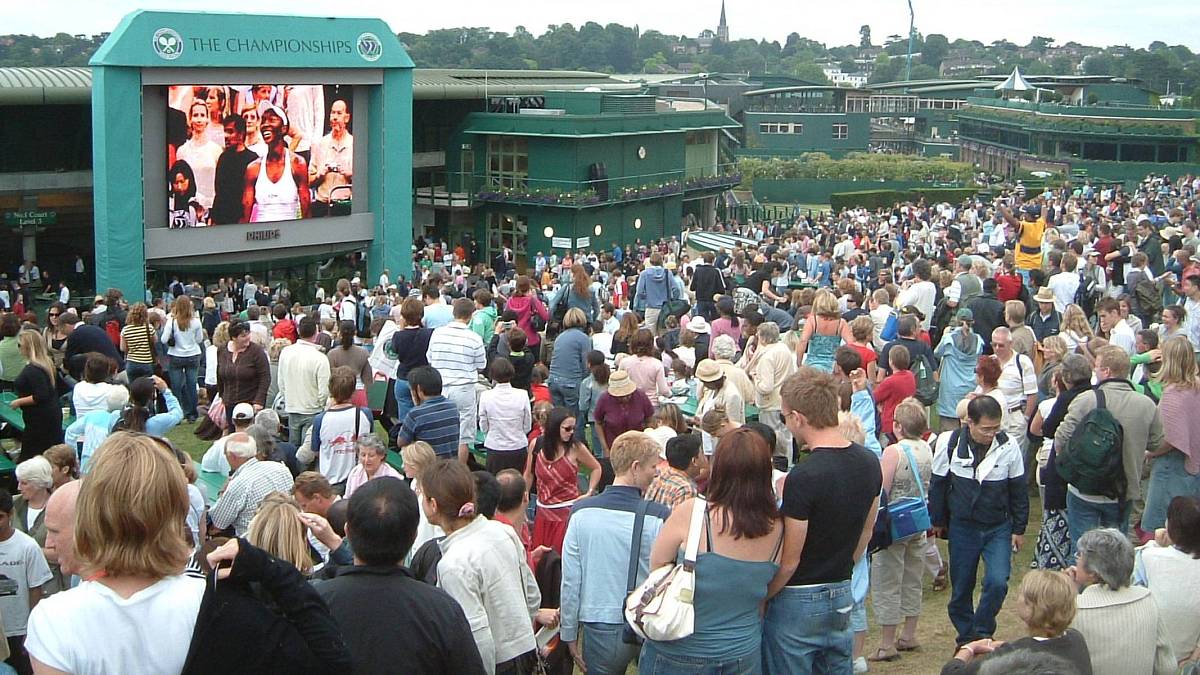 Horší než na letišti: Diváci na Wimbledonu procházejí přísnou kontrolou tašek a osobních věcí