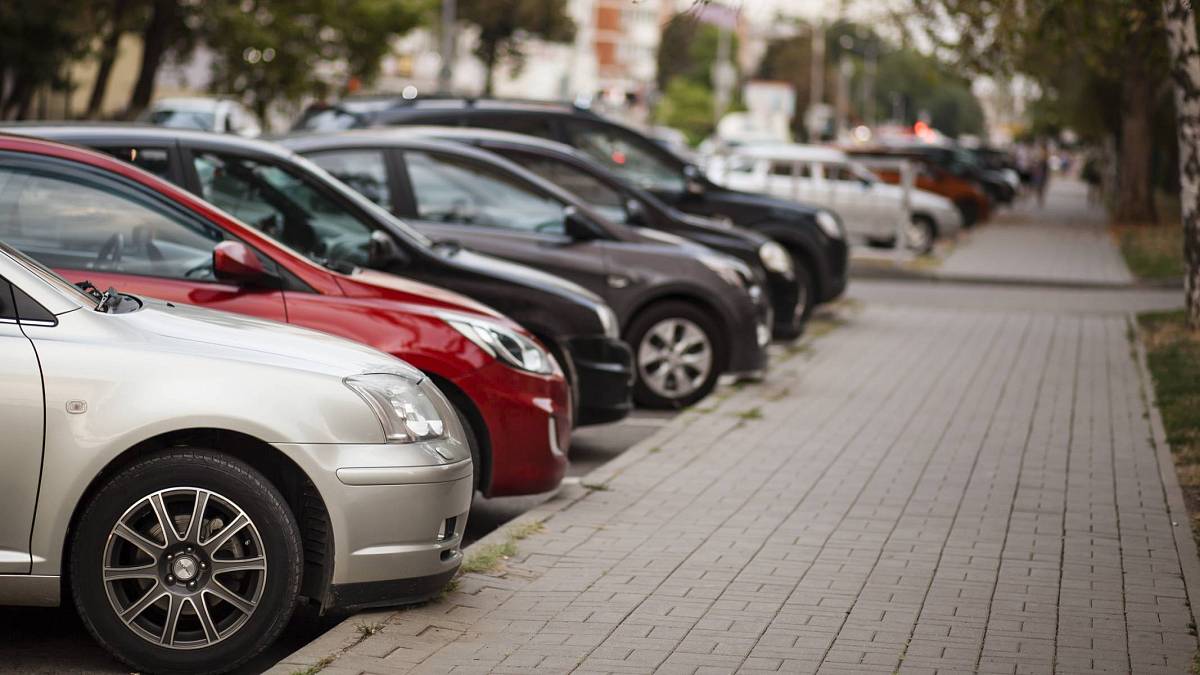 Jak neplatit pokuty při parkování v centru měst? Aplikace, modré zóny nebo parkování na okraji města