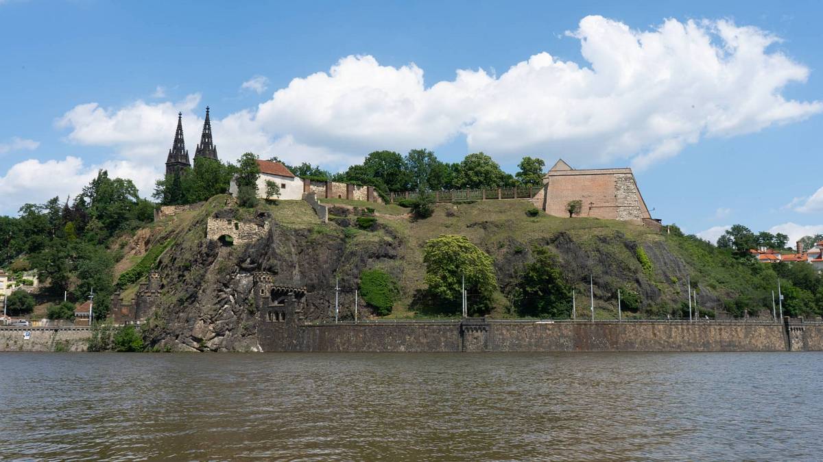 Kameny, které si pamatují více než lidé. Nejstarší české památky a jejich příběhy, které vás dostanou