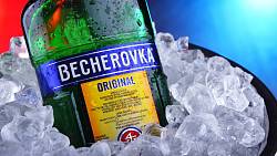 Populární český nápoj Becherovka, poklad historie i budoucnosti