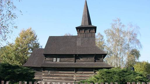 400 let starý dřevěný kostel jako divák golfových turnajů. Převezl ho první československý ministr obrany