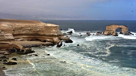 Z vln Tichého oceánu se do výšky 43 metrů tyčí kamenný oblouk, který dal jméno celé přírodní rezervaci