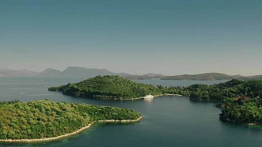 Soukromý ostrov Aristotela Onassise: Koupil ho z vášně k jedné slavné ženě, ale oženil se zde s jinou