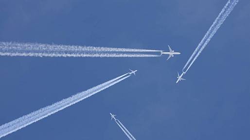 Fenomén contrails: Kondenzační stopy letadel planetu ve dne ochlazují, v noci naopak oteplují