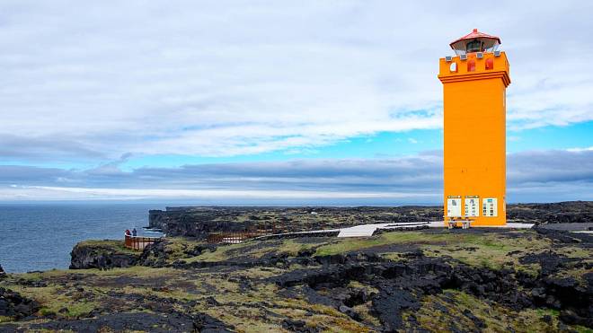 Maják Svörtuloft: Oranžový strážce černých lávových útesů na konci světa