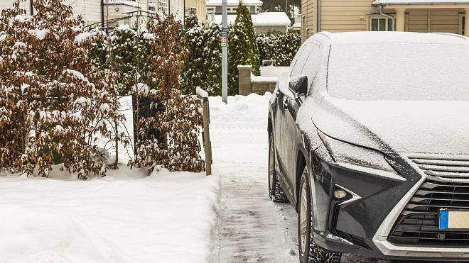 Je bezpečné nechat auto přes noc venku v zimě? Pozor, experti varují před nečekanými problémy